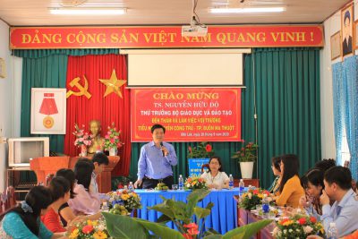 Thứ trưởng Bộ Giáo dục và Đào tạo Nguyễn Hữu Độ thăm và làm việc  tại trường tiểu học Nguyễn Công Trứ, thành phố Buôn Ma Thuột